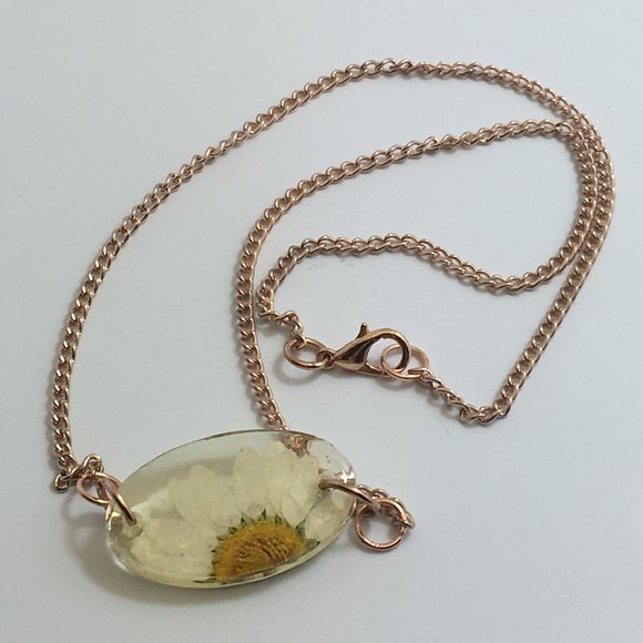 Cute Daisey Pendant Necklace - Picture 2 of 4